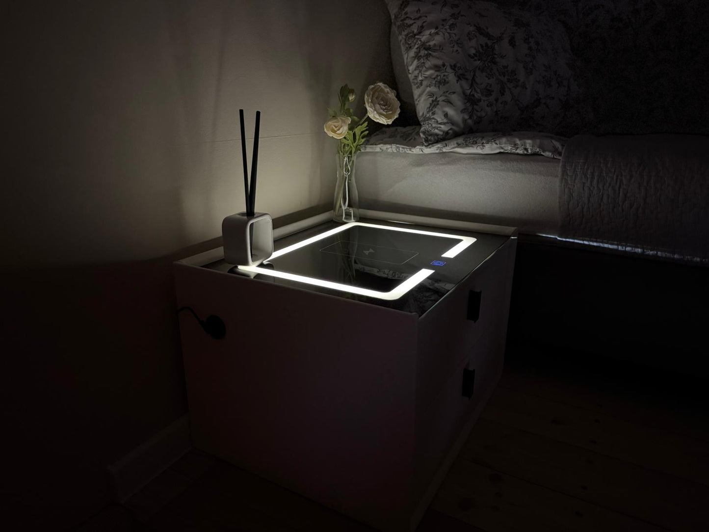 Biała szafka nocna LED z ładowarką bezprzewodową i portami USB
